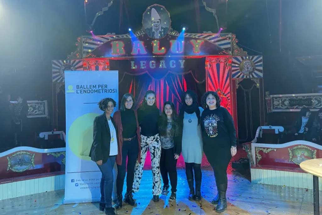 Niedziela Raluy posando para la foto junto a las organizadoras de la gala Benéfica Endometriosis dentro del Circo Raluy Legacy.