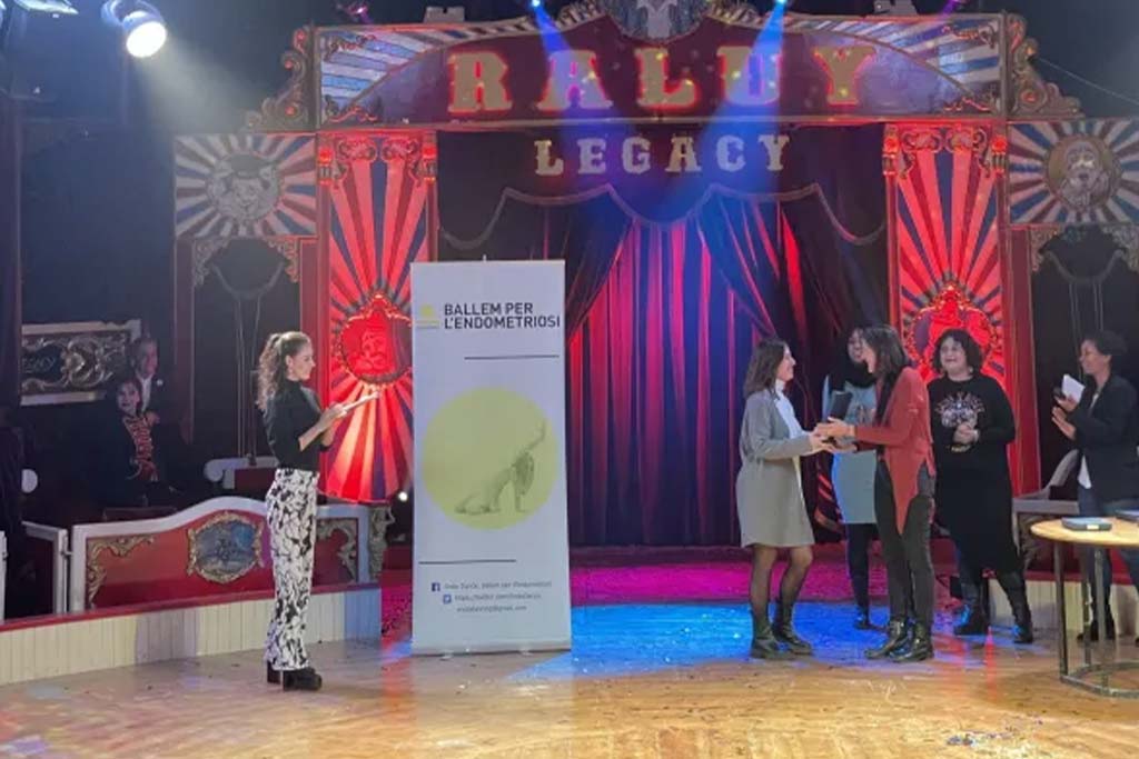Mujeres recibiendo un premio en gala benéfica dentro del Circo Raluy Legacy.