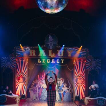 Pietro formando un corazón con sus manos y detrás de él los integrantes del Circo Raluy Legacy cerrando el show.