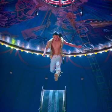 Dúo Valencia en Circo Raluy Legacy sobre la rueda de la muerte en un salto magnífico y arriesgado.
