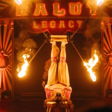 Kerry Raluy demostrando su destreza con fuego en un espectáculo del Circo Raluy Legacy.
