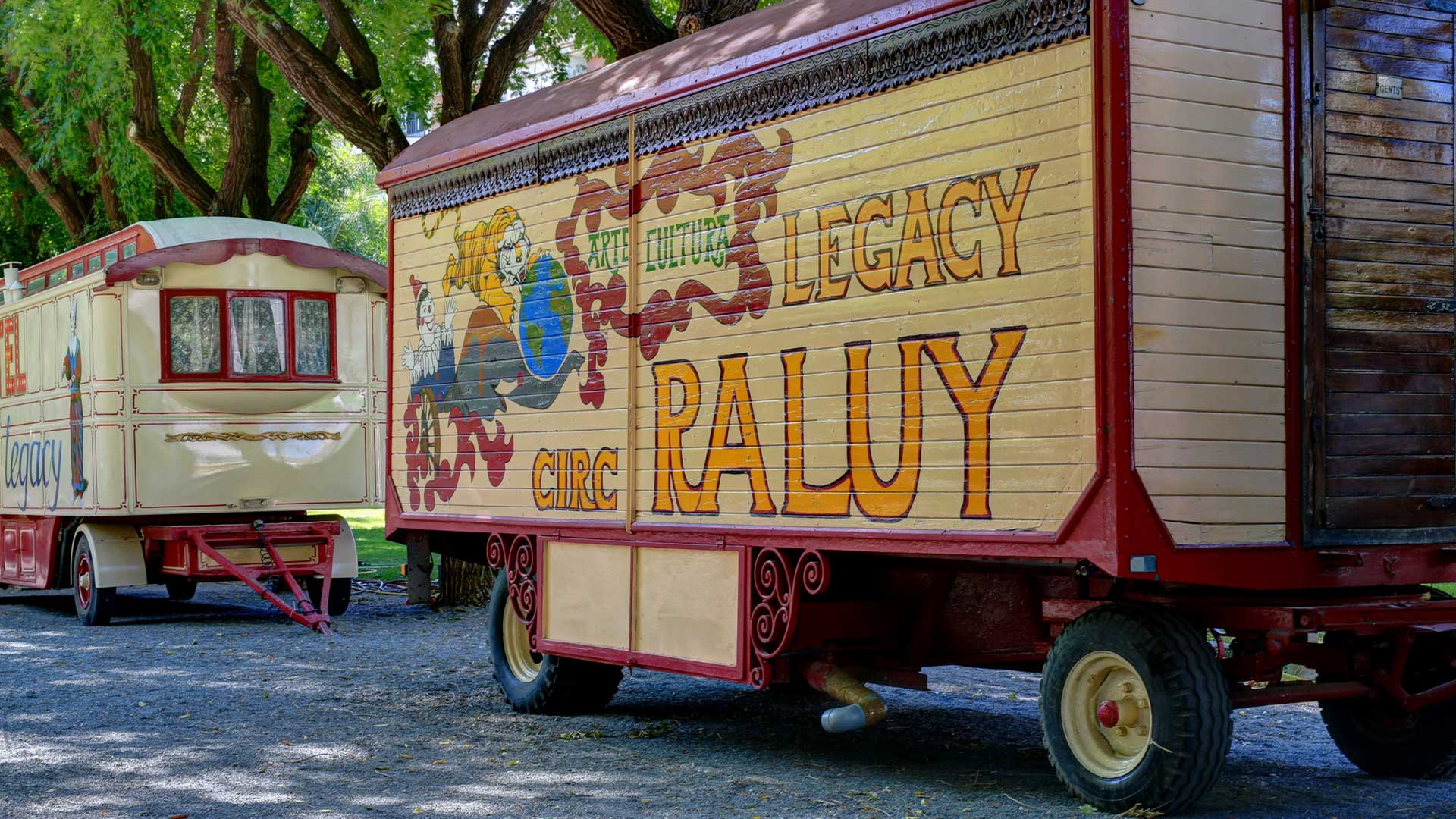 Caravana del circo Raluy Legacy pintadas con su logo y arte circense