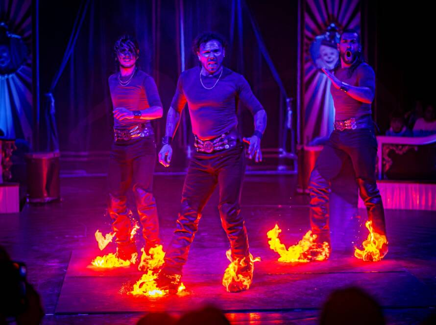 3 bailarines del grupo Legion Malambo con fuego en sus pies, realizando su número Malambo de fuego en el Circo Raluy Legacy.