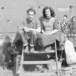 Luis Raluy Iglesias y su mujer Marina Tomás sentados en las escaleras de una caravana del Circo Raluy. Imagen antigua en blanco y negro.